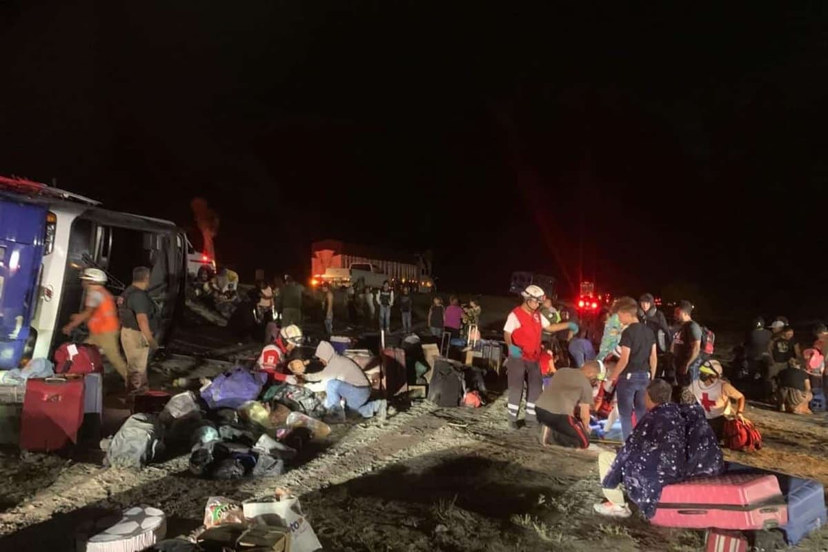 Hay dos muertos y varios heridos por volcadura de camión en San Luis Potosí