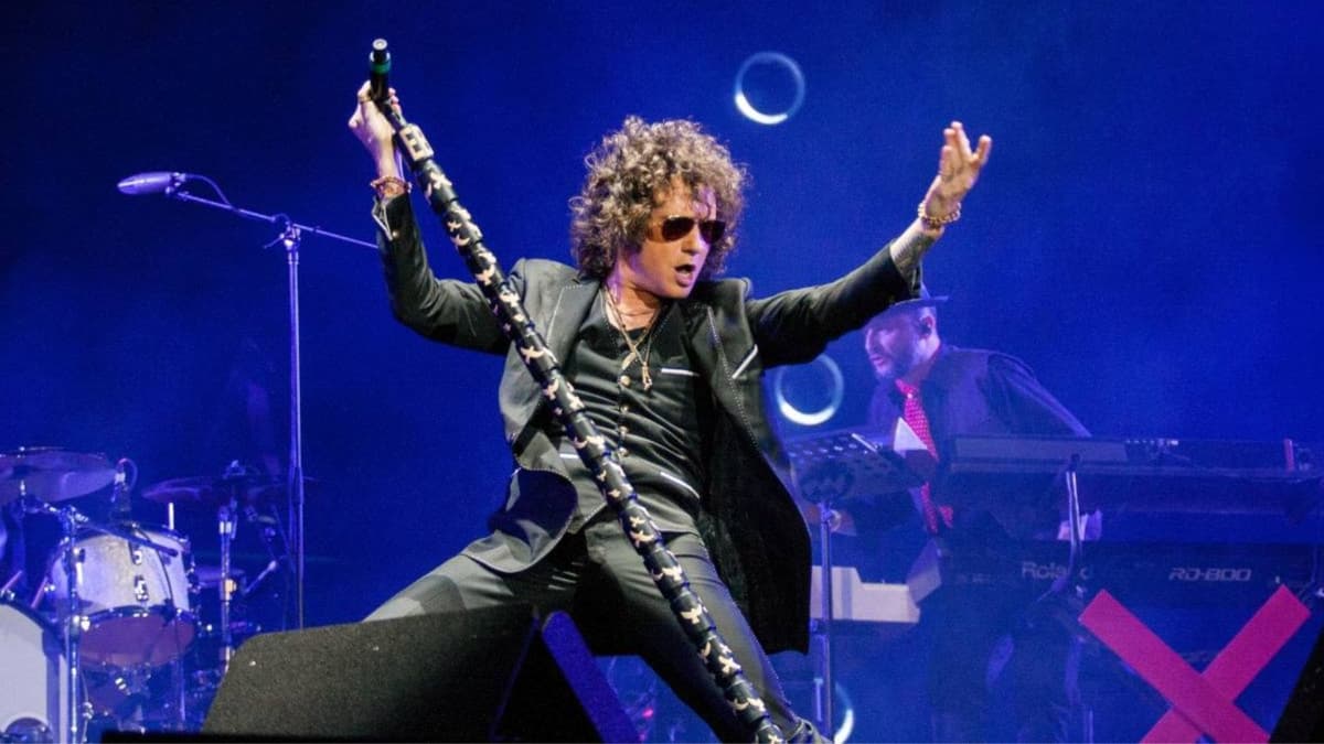 Video: Enrique Bunbury le quita el celular a un fan durante su primer concierto en México
