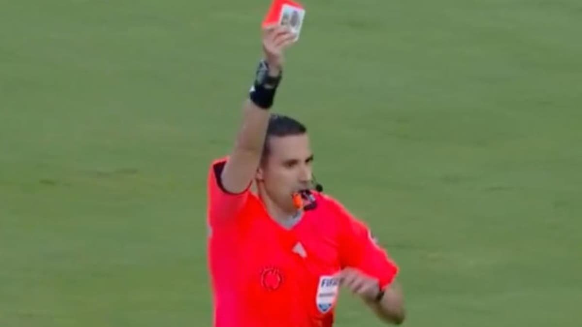 Árbitro mexicano César Ramos expulsa a jugador con la estampita de la Virgen de Guadalupe en el Mundial de Clubes