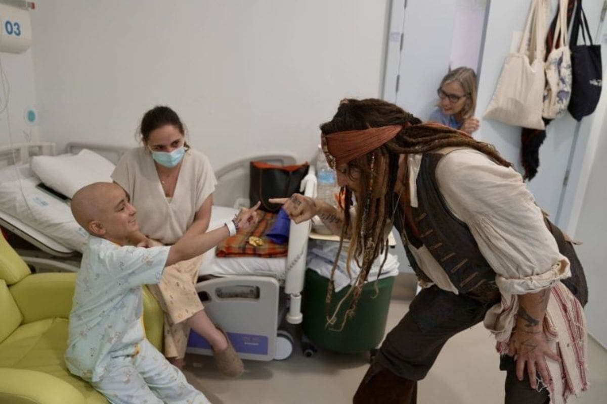 Johnny Depp visita a niños con cáncer en hospital de Madrid como 'Jack Sparrow'