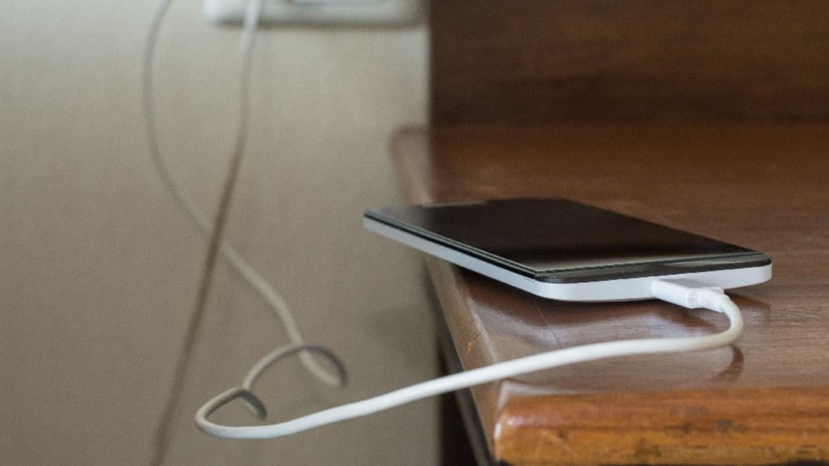 Joven de 17 años muere electrocutado tras usar su celular enchufado a la corriente en Chile