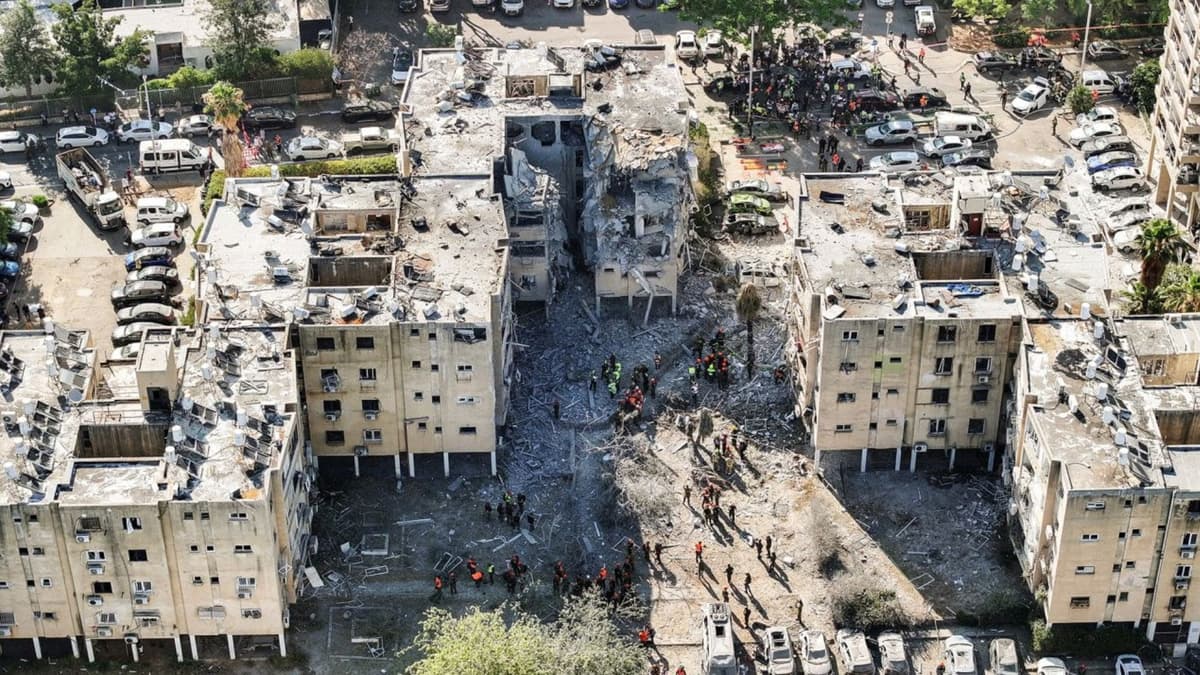 Israel intensifica los ataques contra Irán y advierte una guerra prolongada