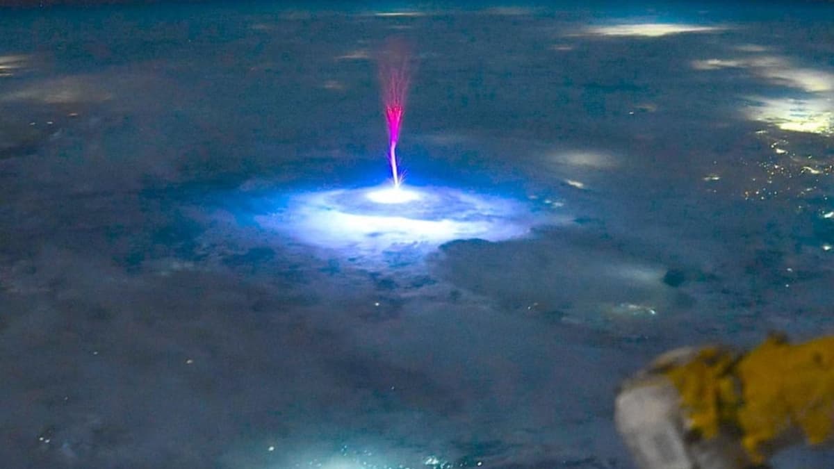 Astronauta capta extraña luz roja que emanó desde México e iluminó la atmósfera