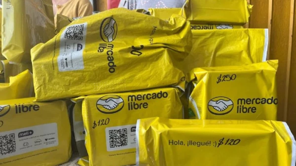 Video: Exhiben nueva estafa con los paquetes de Mercado Libre en los tianguis de México