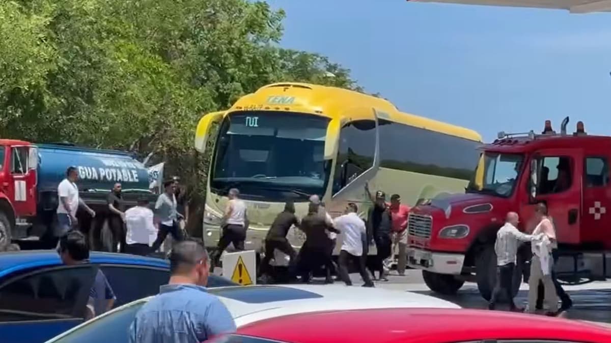 Video: Presuntos taxistas "pirata" de Cancún se agarran a golpes en gasolinera de la Colosio