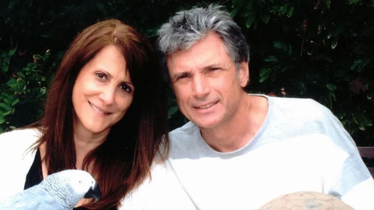 Asesinan a directora de "American Idol" y a su pareja dentro de su residencia en California, Estados Unidos