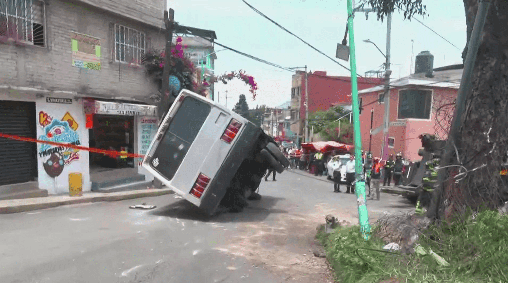 Detienen a chofer de microbús tras volcarse en Iztapalapa, CDMX; hay dos lesionados