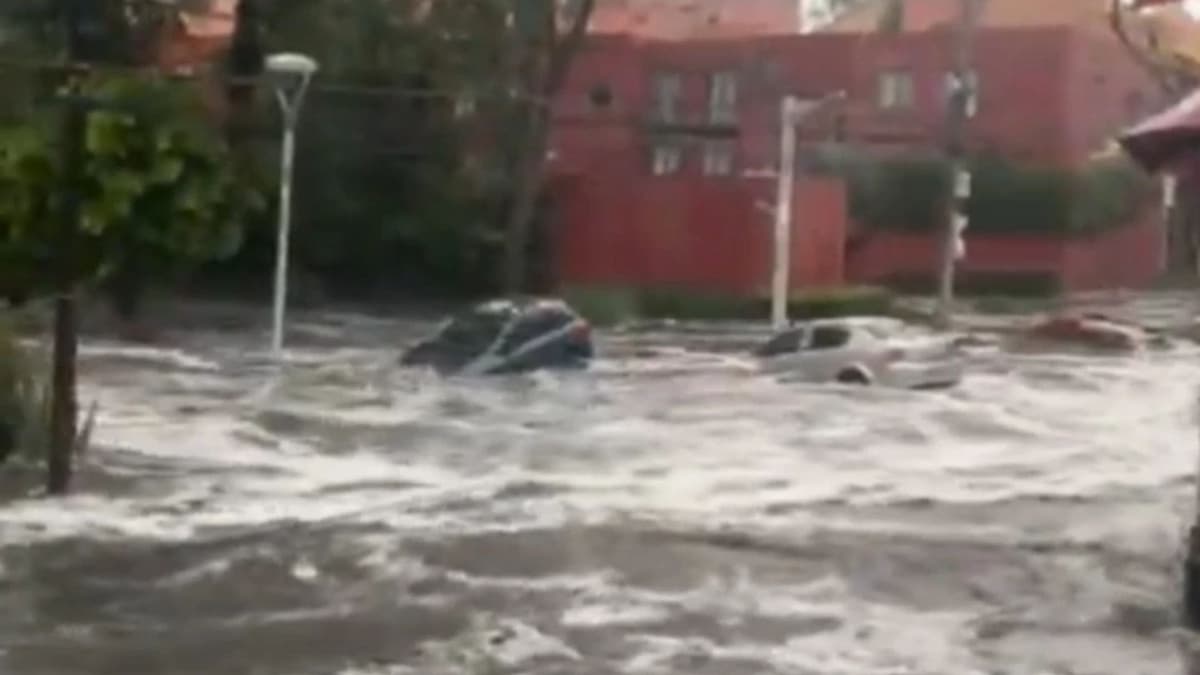 Intensas lluvias paralizan la CDMX; inundaciones dejan autos varados y arrastrados por la corriente