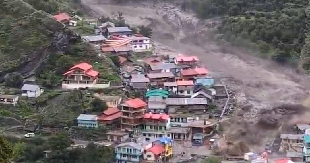 Mueren cuatro personas y hay más de 100 desaparecidas por deslizamiento de lodo en India