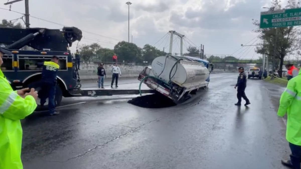 Video: Pipa de agua queda atrapada por un socavón en Calzada Ignacio Zaragoza en CDMX