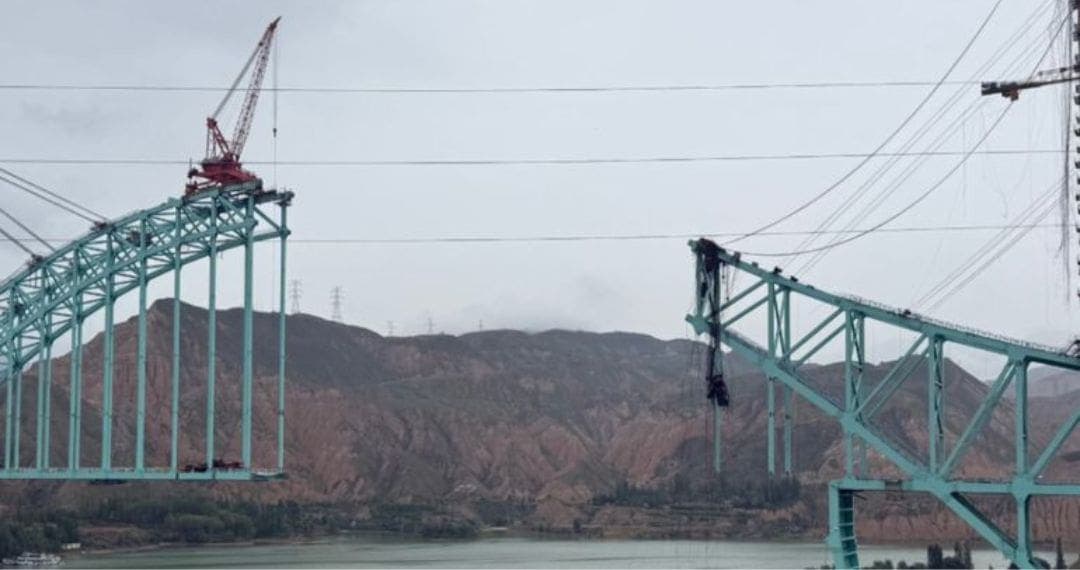 Video: Mueren 12 personas y desaparecen cuatro por colapso de puente en construcción en China