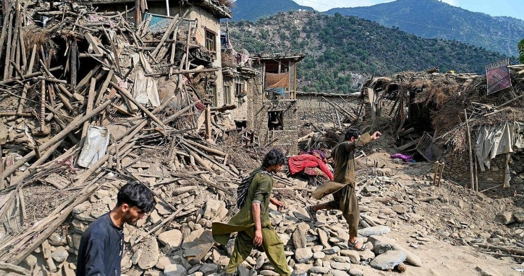 Autoridades confirman más de mil 400 muertos por sismo en Afganistán
