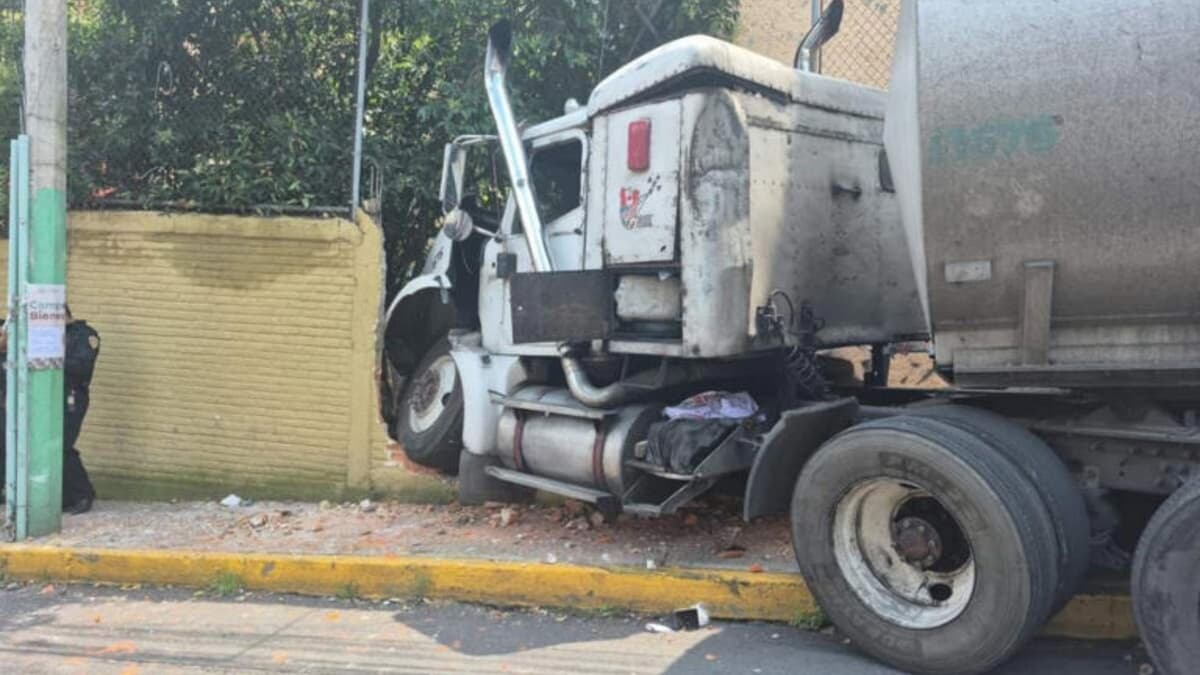 Pipa de combustible se queda sin frenos y se impacta contra una casa en Iztapalapa, CDMX