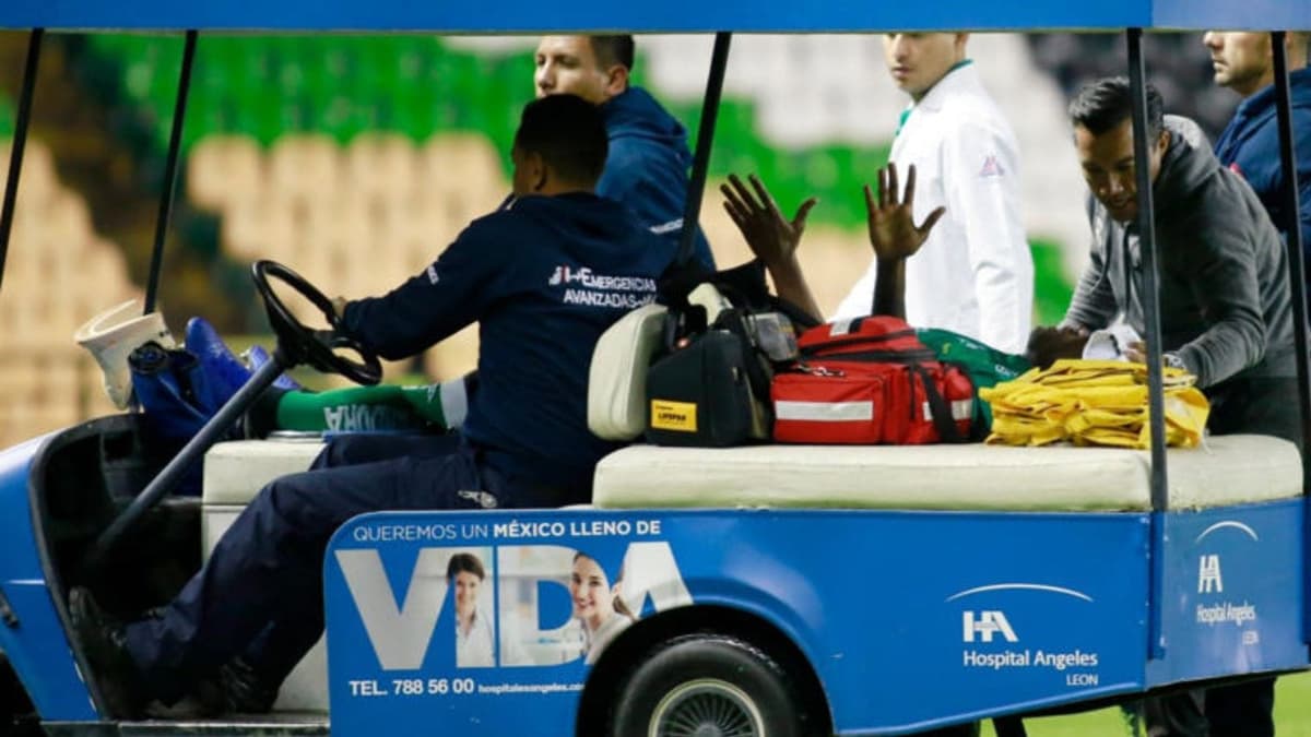 Video: Director Técnico del Toluca Femenil es hospitalizado tras sufrir golpe de calor en pleno partido