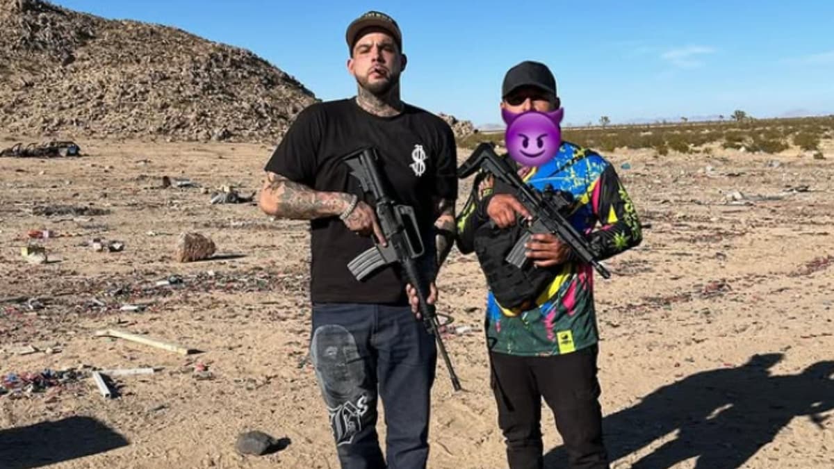 Emiliano, hijo de Pepe Aguilar es criticado por subir una fotografía portando armas largas