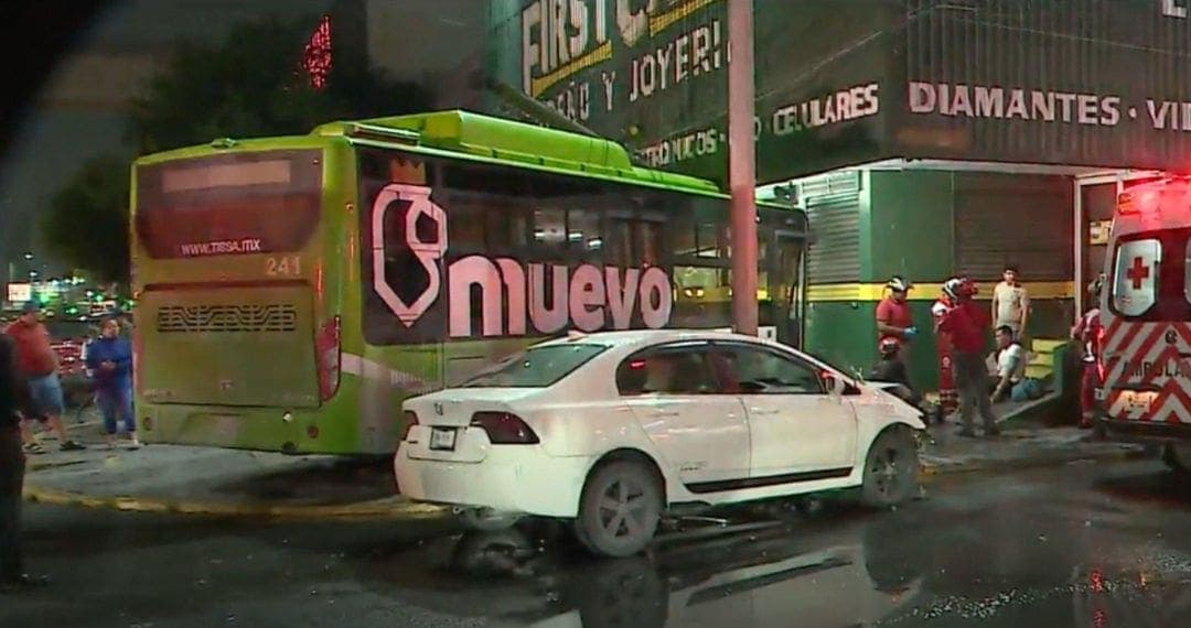 Deja 12 heridos choque entre camión y auto particular en Nuevo León