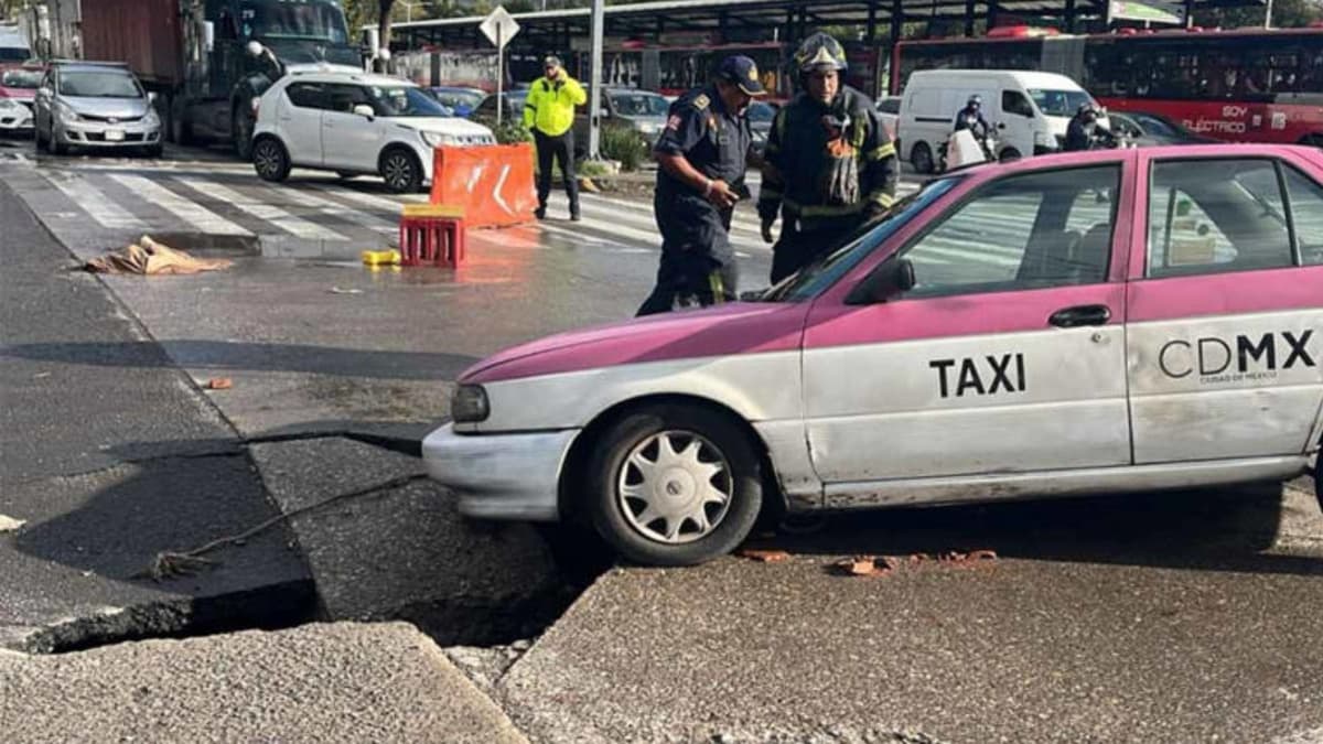 Taxista cae en socavón en alcaldía Azcapotzalco en CDMX y pasa la noche sin recibir ayuda