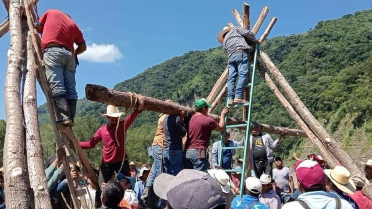 Video: Habitantes de Texcatepec, Veracruz construyen puente colgante para cruzar el río
