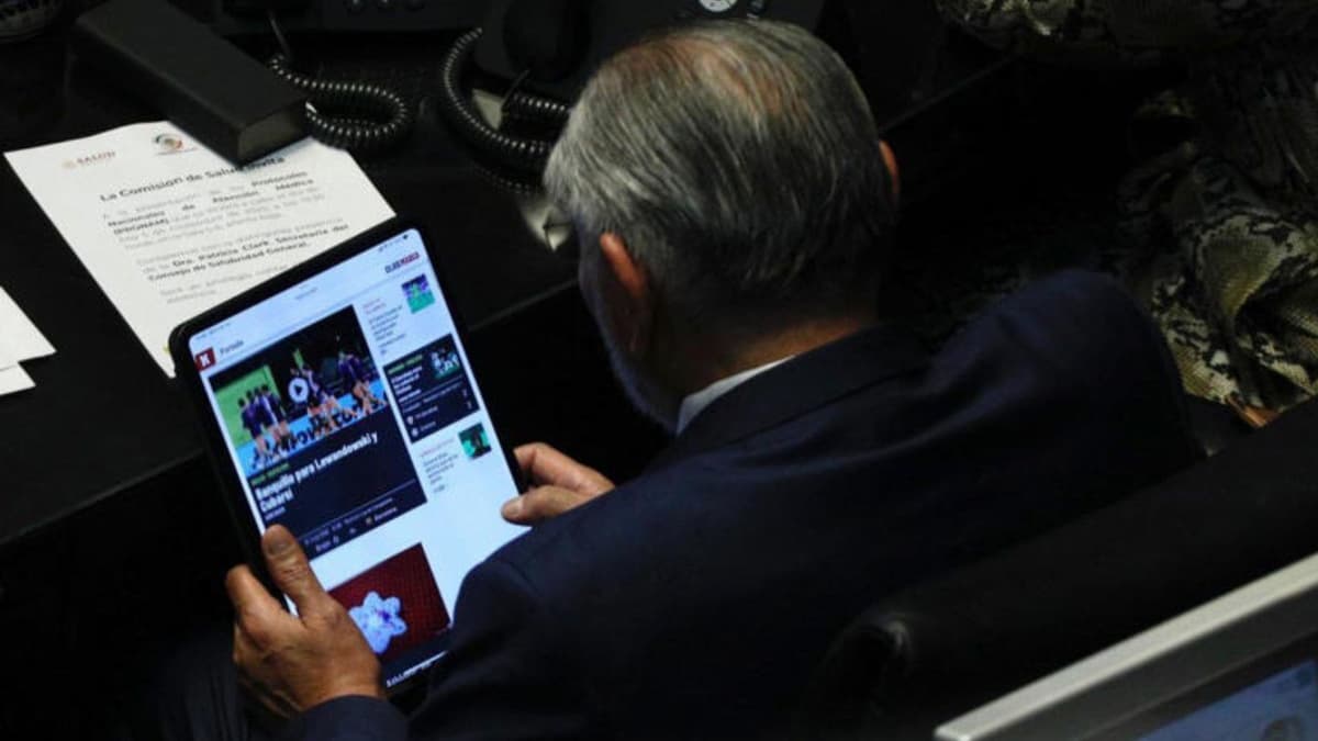 Retiran a fotógrafos de la bancada de Morena en el Senado tras captar a Adán Augusto leyendo noticias deportivas