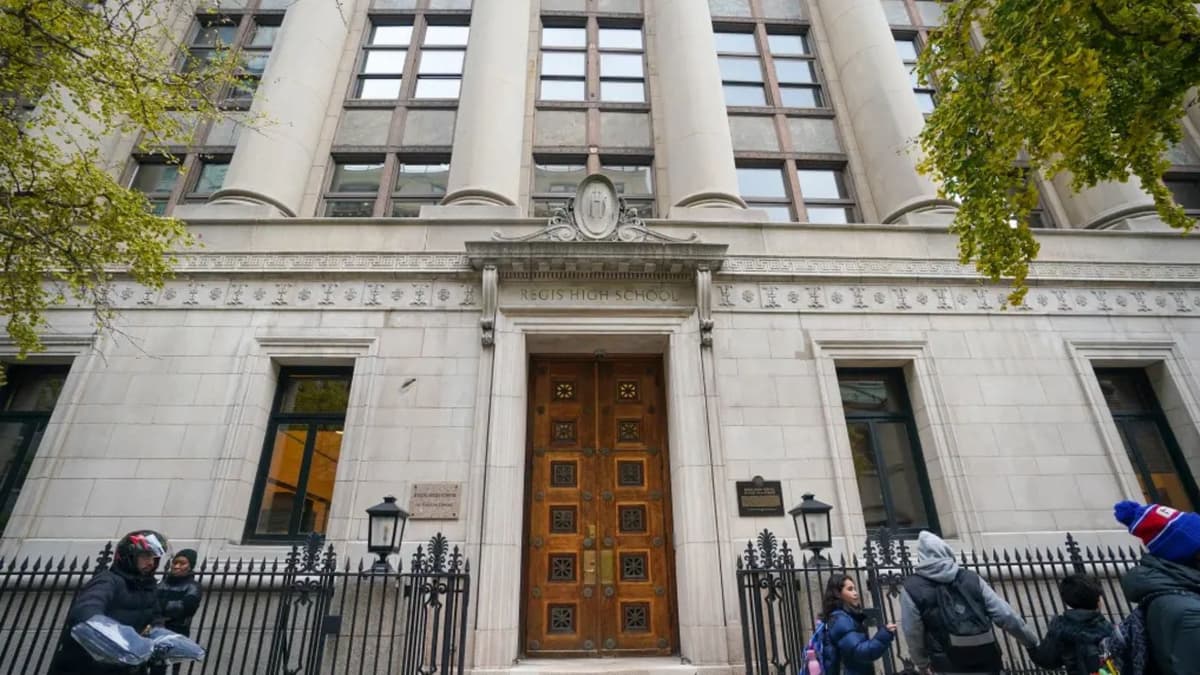 Adolescente se quita la vida tras arrojarse de un quinto piso de su secundaria en Nueva York, Estados Unidos