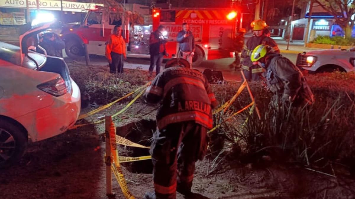 Cae joven en un socavón de ocho metros de profundidad tras chocar su camioneta en Guadalajara, Jalisco