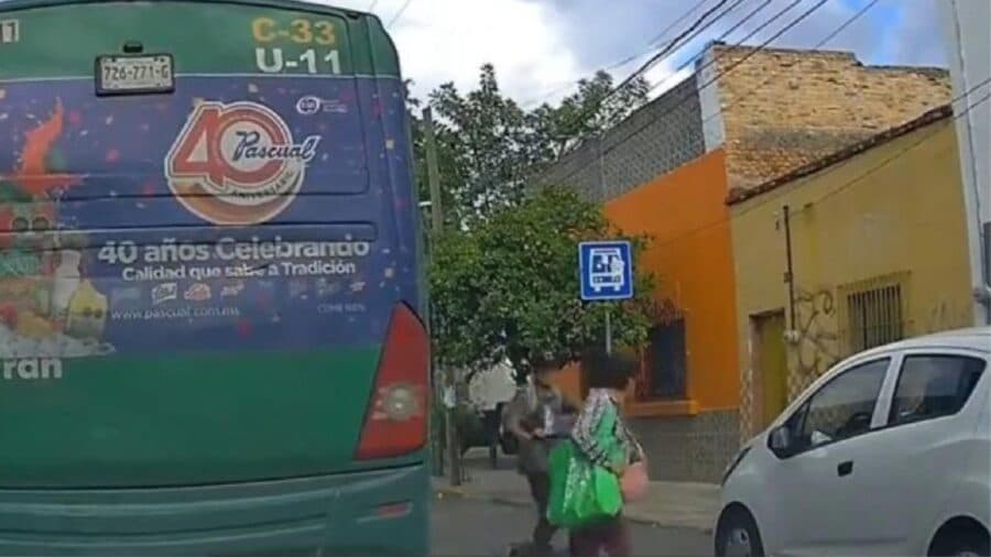 Video: Joven en scooter atropella a adulta mayor que descendía de un camión en Jalisco