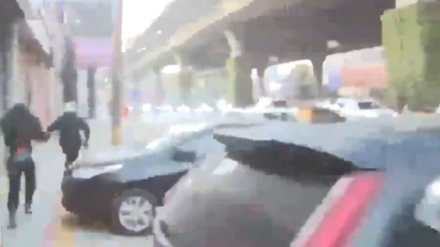 Video: Policía de tránsito huye de reportera tras ser sorprendido extorsionando a un conductor en Naucalpan, Edomex