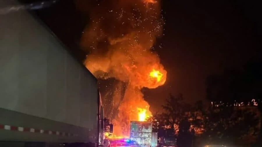 Video: Explota pipa de gas LP en la autopista México-Querétaro