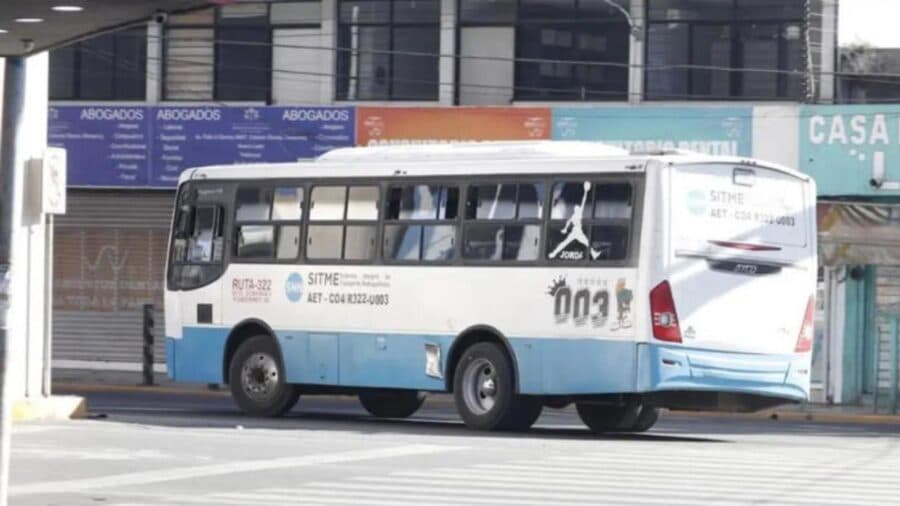 Apuñalan a un hombre tras resistirse a un asalto dentro de un camión en Monterrey, Nuevo León