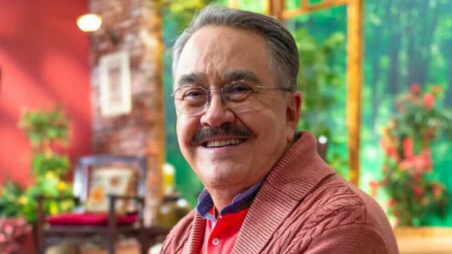 Video: Captan a Pedro Sola cometiendo otro error en televisión; revisa su celular mientras está al aire