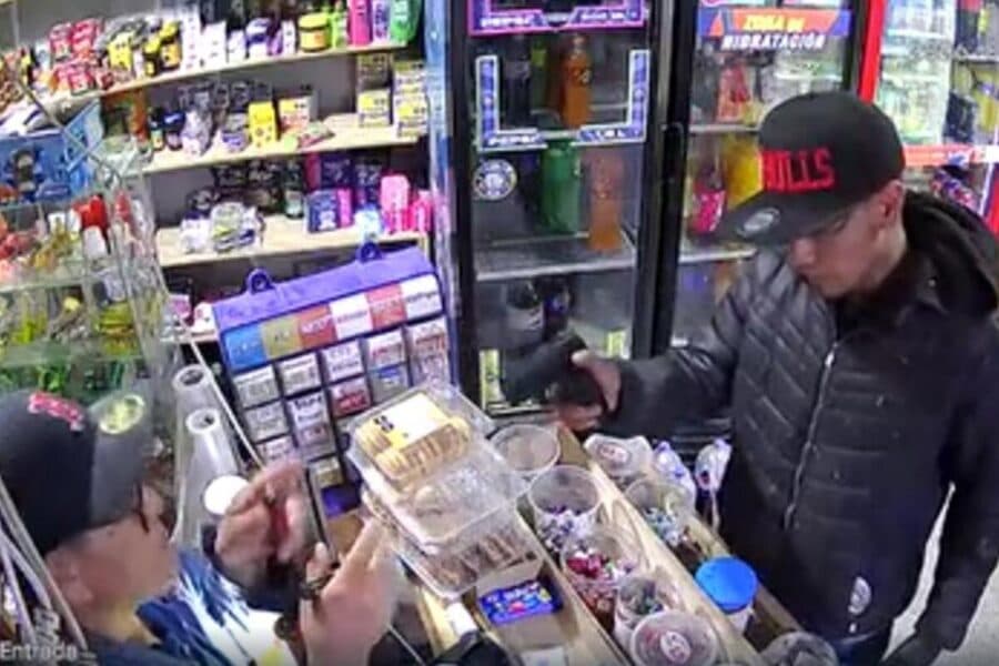 Encargado de tienda enfrenta a ladrón que portaba una pistola en Nuevo León