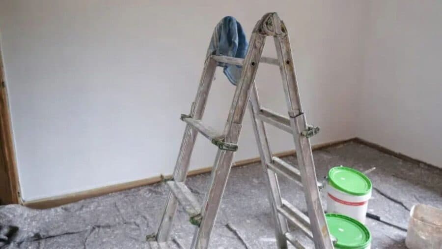 Adulta mayor pierde la vida al resbalar de una escalera mientras pintaba su casa en Durango