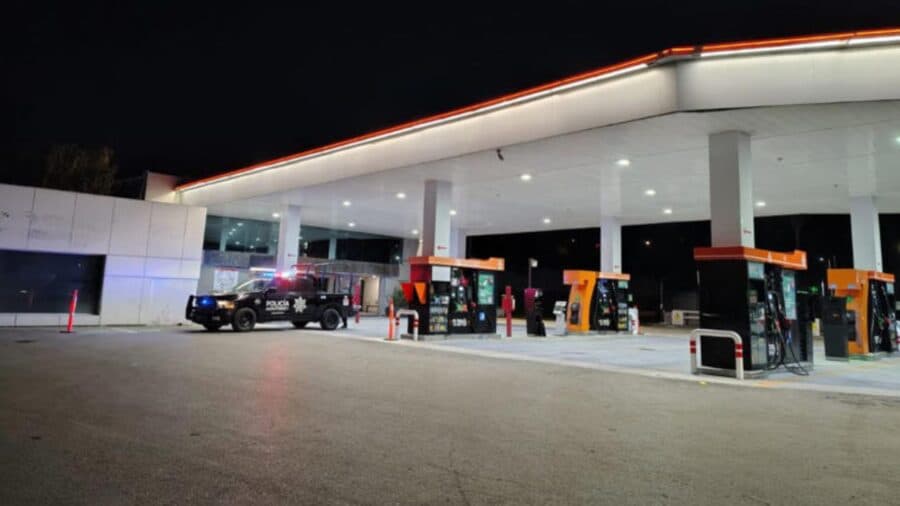 Ladrones golpean a despachador de gasolina tras robarle 700 pesos en Monterrey, Nuevo León