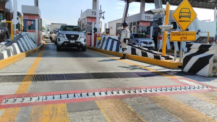 Video: Mujer no quiere pagar la caseta en autopista de Atlacomulco, Edomex y le activan el sistema ponchallantas