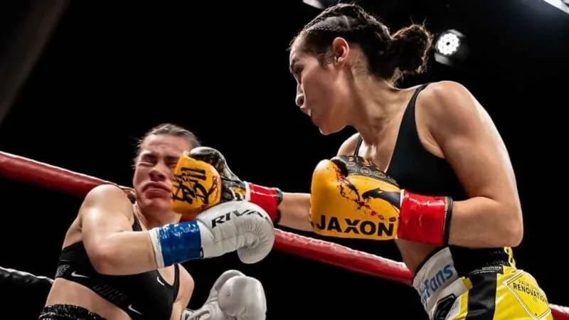 Video: Boxeadora de 19 años Isis Sio, está en coma tras recibir brutal nocaut en Estados Unidos