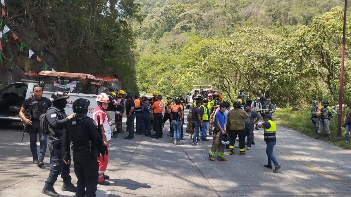 Camión de bomberos se vuelca y deja un muerto y seis heridos en Veracruz