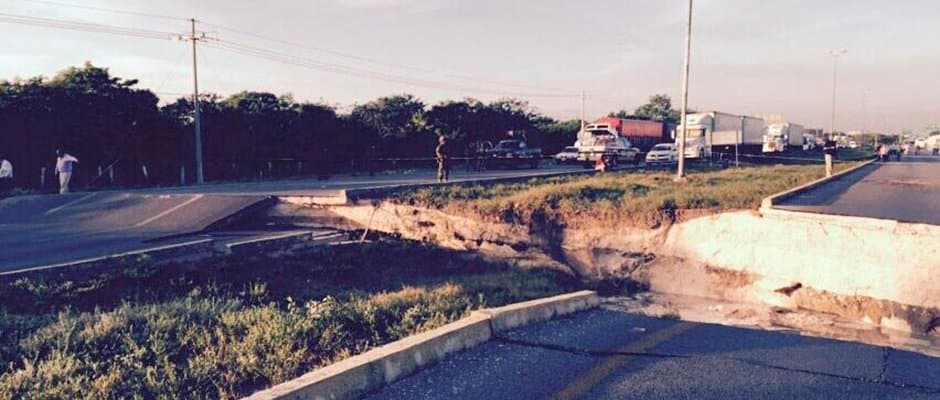 COLAPSA CARRETERA CANCÚN-PLAYA: Hundimiento incomunica a destinos turísticos de QR; quitan cuota en vía alterna Nuevo Xcan-Playa