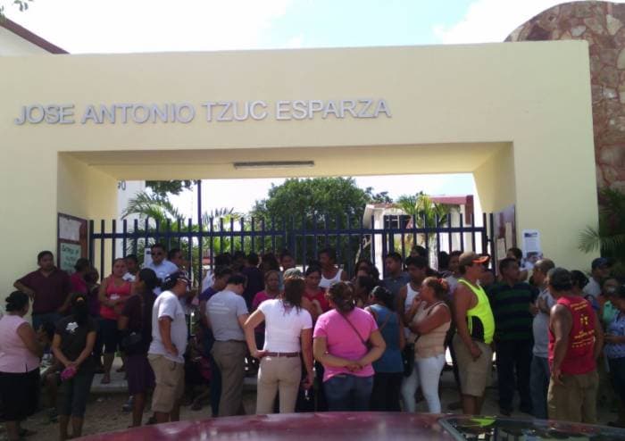 Impiden padres de familia arribo de profesor acusado de abuso