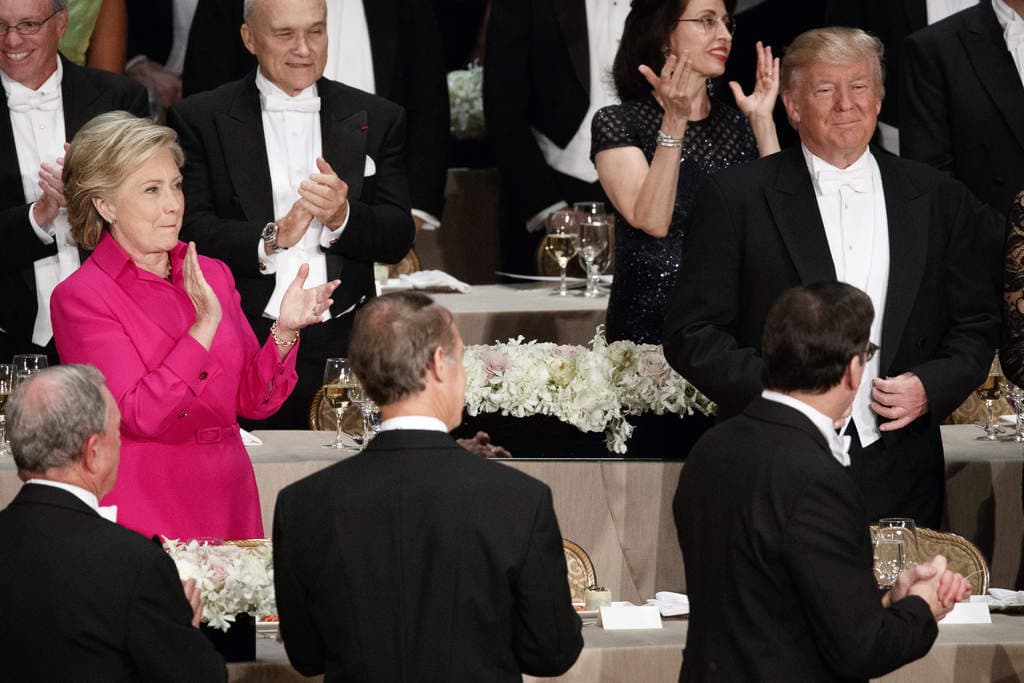 Clinton y Trump comparten mesa en cena de caridad en Nueva York