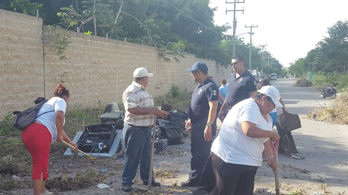 Se unen policías y vecinos para recuperar espacios públicos