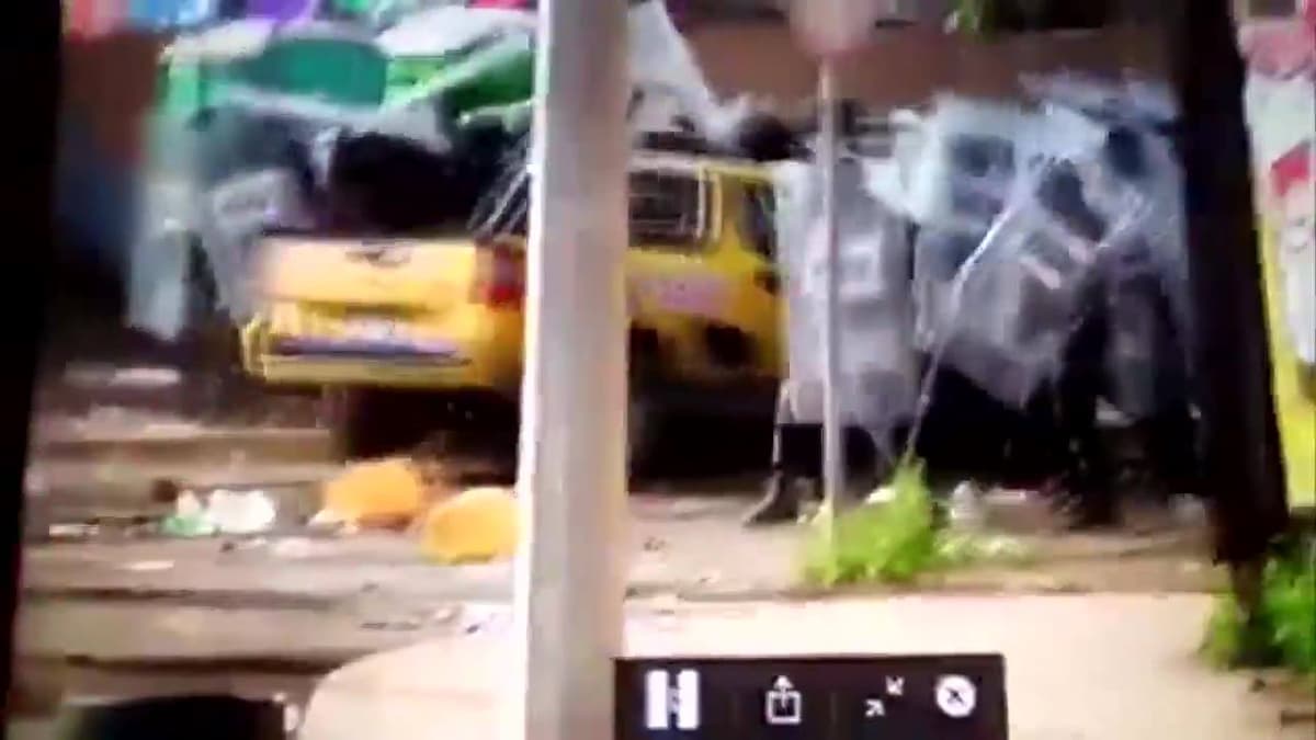 Manifestante arrolla con camioneta a granaderos en Baja California