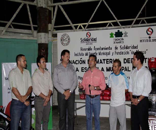 Rafael De Marco realiza donación a escuela de boxeo