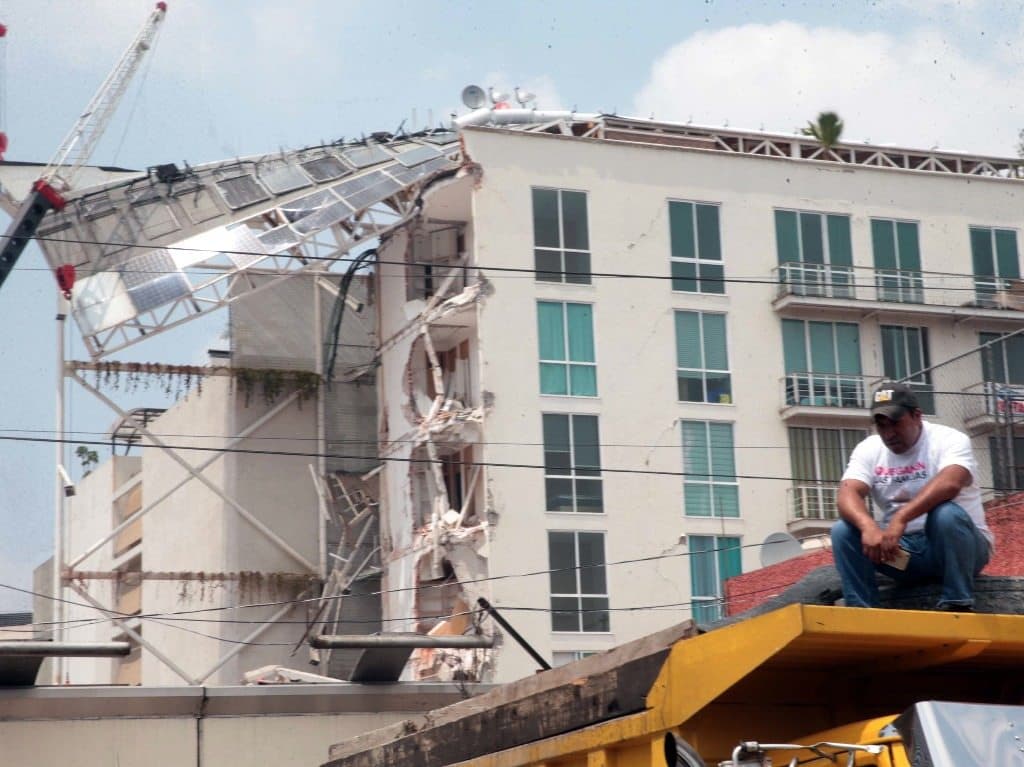 Constructoras buscan deslindar responsabilidades tras terremoto