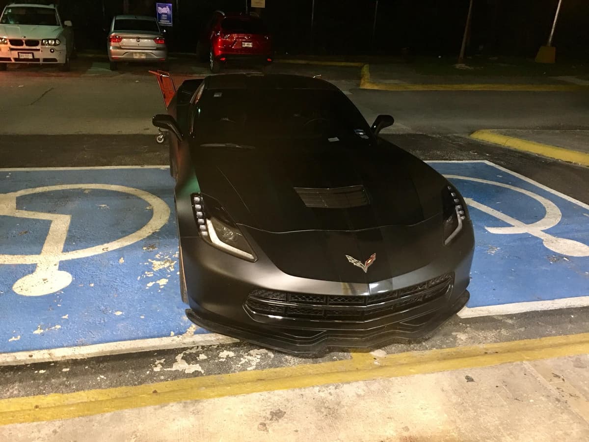 Causa indignación supuesto junior que ocupó dos lugares para discapacitados con auto de lujo