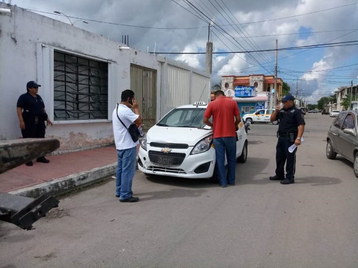 Impacta taxista a motociclista y lo manda al hospital