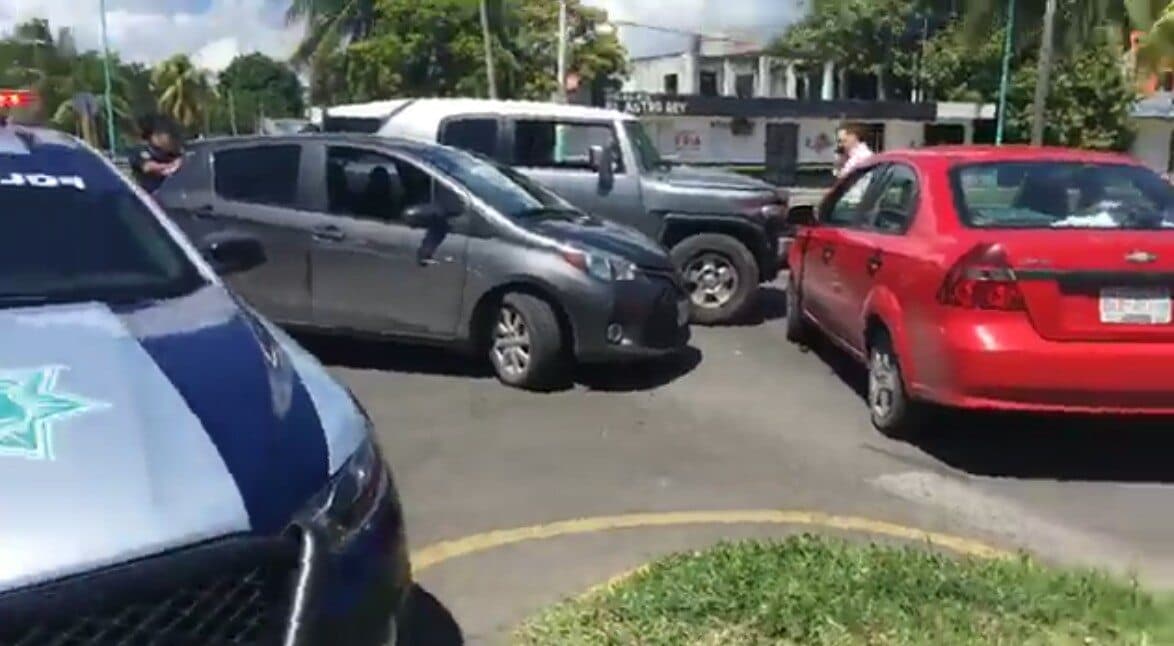 Imprudente conductor provoca carambola al no respetar señal de alto