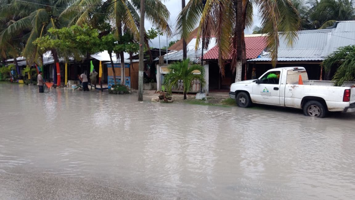 En Puerto Morelos varias calles se inundaron por fuertes lluvias