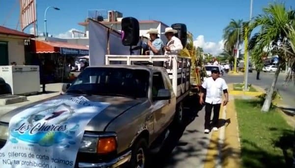 Marchan galleros en Chetumal contra iniciativa de ley