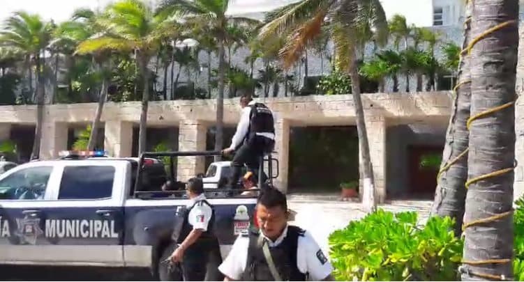 Detienen a cuatro hombres en la Zona Hotelera por portar droga