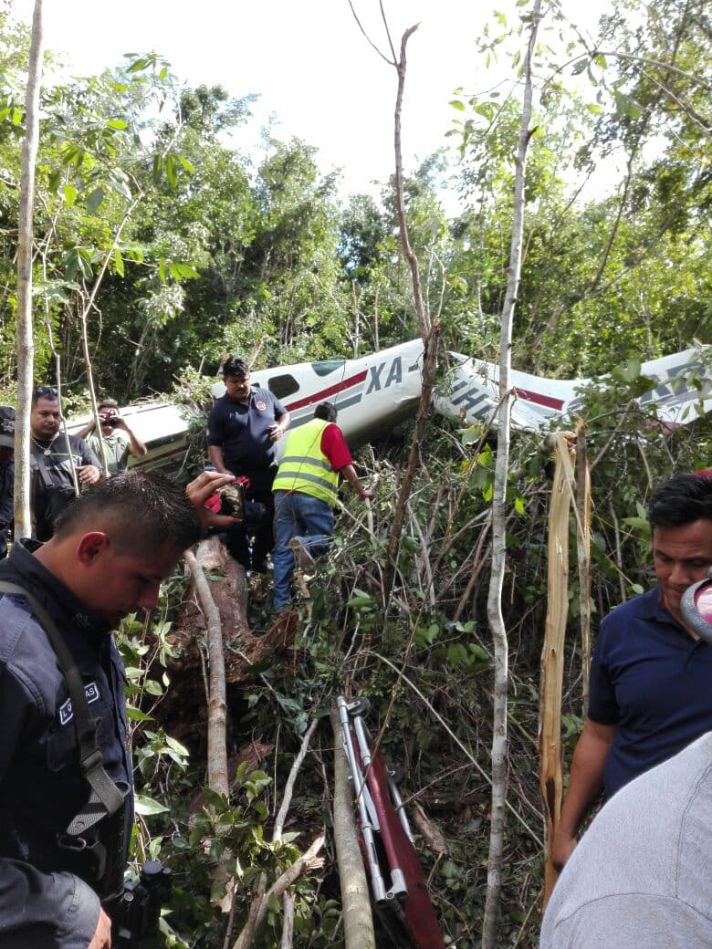 Se estrella avioneta en Playa del Carmen, 4 turistas ingleses ilesos